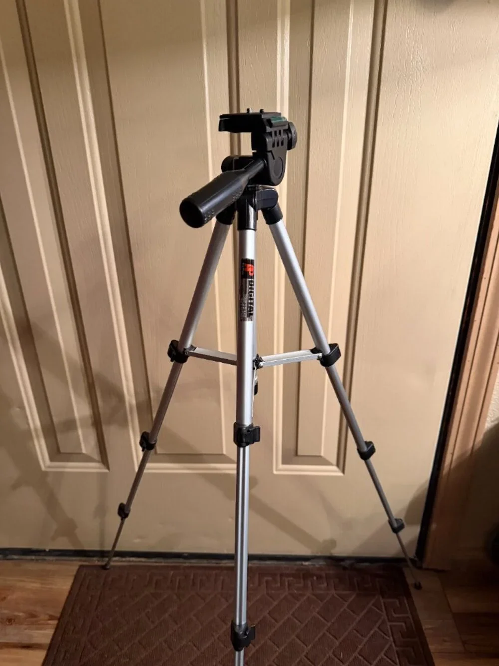 AP Ace Pro Series 36” Digital Photo/Video Tripod/swivel W/Carry Case. Good Cond.